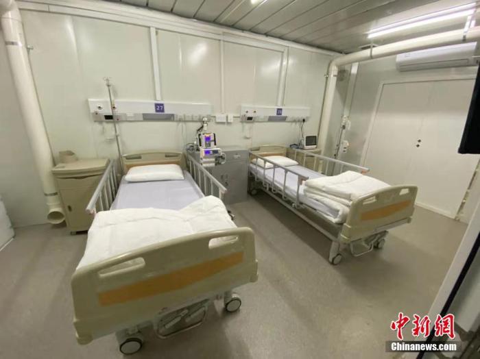 2月2日，武汉火神山医院正式交付人民军队医务工作者。图为病房内部设施。 /p中新社发 王腾 摄