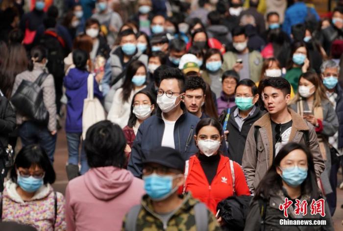 资料图：香港市民戴口罩出行。/p中新社记者 张炜 摄