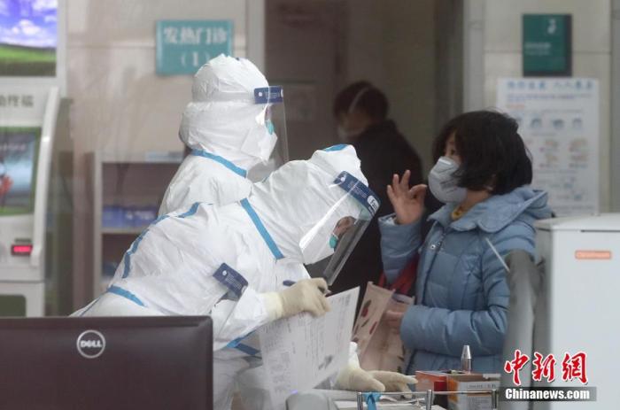 北京市民在北京佑安医院发热门诊就诊。 /p中新社记者 张宇 摄