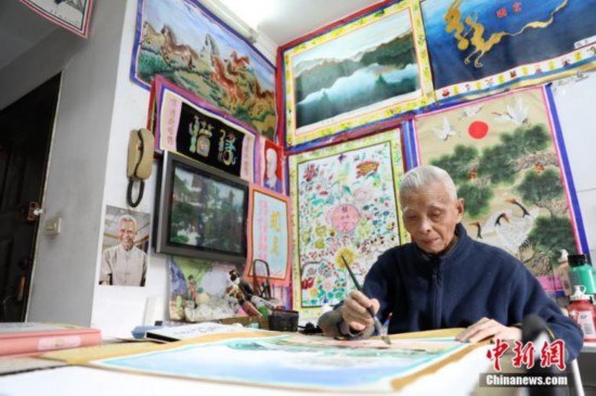 80岁起钟波球开始喜欢上画画。近日，他的500余幅画作正在成都展出并将进行义卖。<a target='_blank'  data-cke-saved-href='http://www.chinanews.com/' href='http://www.chinanews.com/'><ppictext